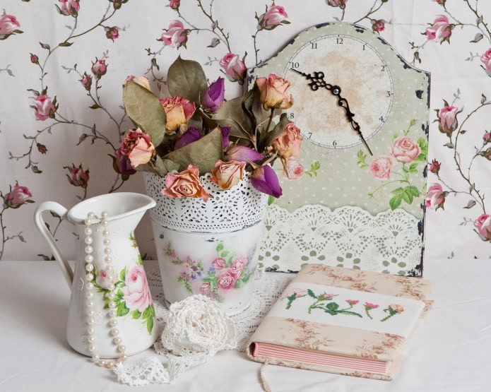 dekoracja shabby chic ze wzorami róż