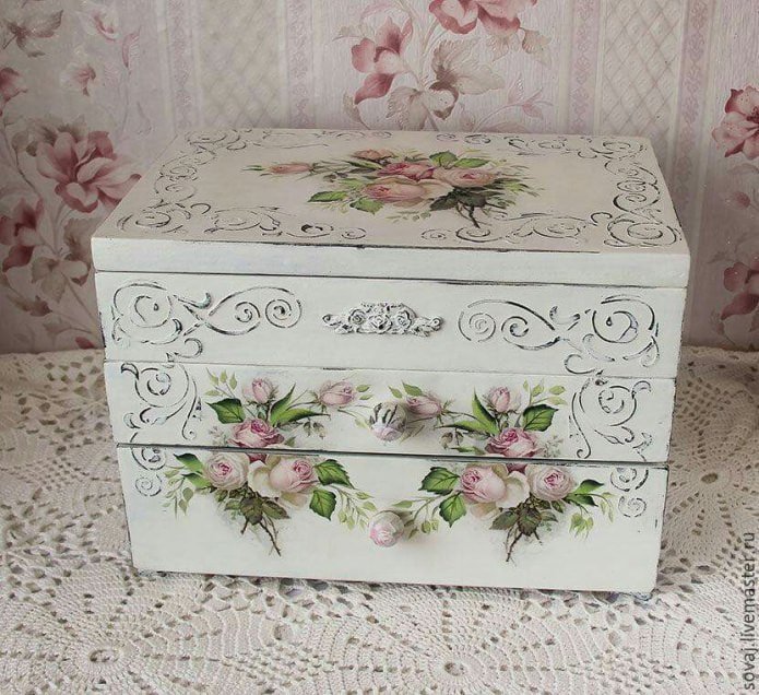 komoda zdobiona techniką decoupage'u