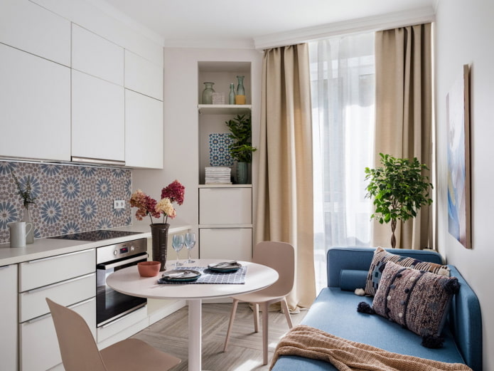 sofa we wnętrzu kuchni o powierzchni 10 m2