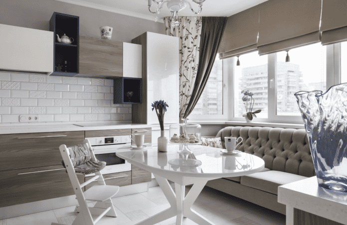 sofa we wnętrzu kuchni o powierzchni 10 m2