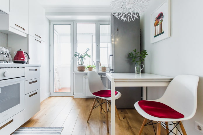lodówka we wnętrzu kuchni o powierzchni 10 m2