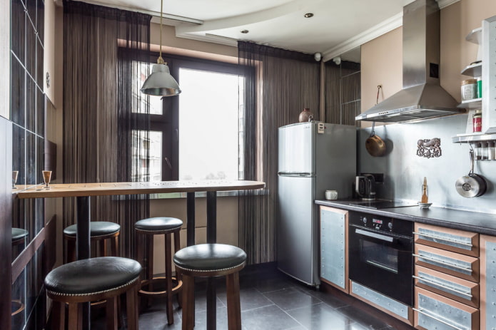 lodówka we wnętrzu kuchni o powierzchni 10 m2