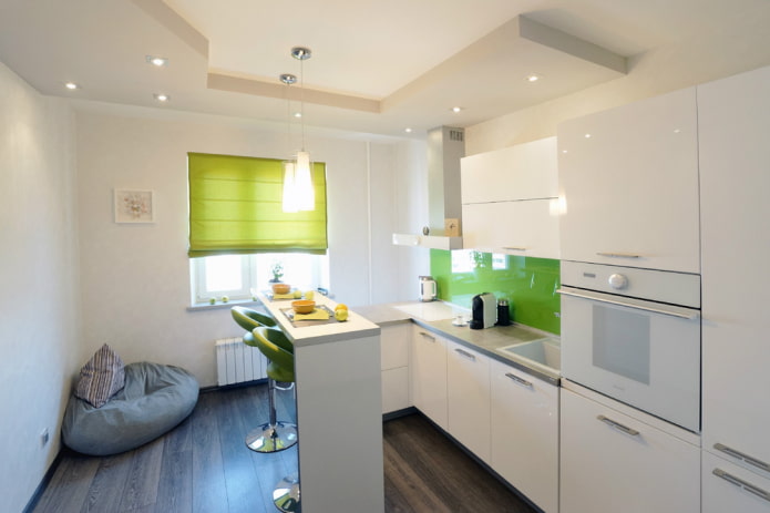 barek we wnętrzu kuchni o powierzchni 10 m2