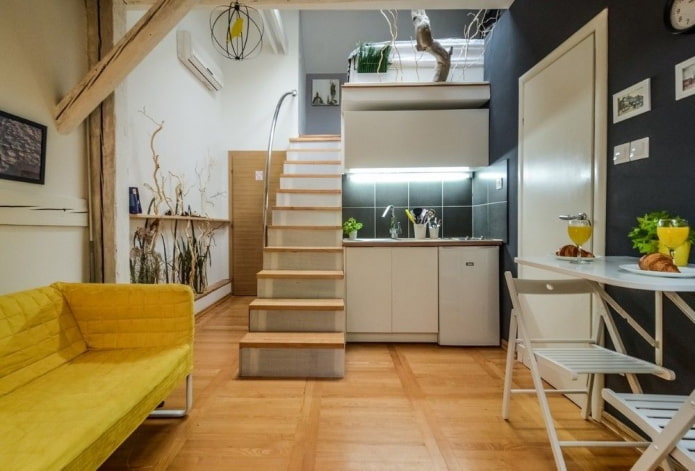 wnętrze dwupoziomowego mieszkania typu studio