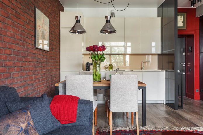 Loft z czerwonymi elementami