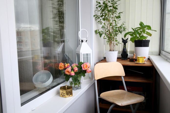 mały przytulny balkon