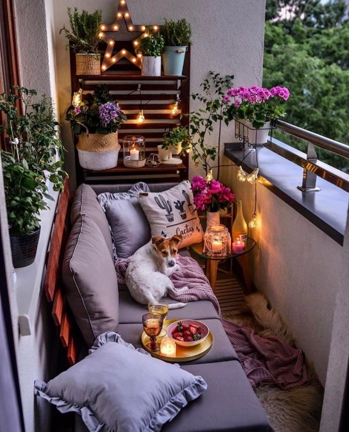 przytulny otwarty balkon
