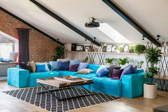 jasna sofa w nowoczesnym stylu eklektycznym