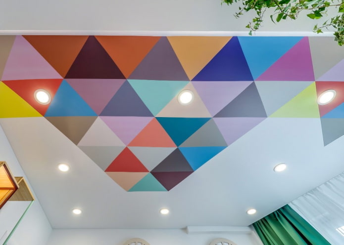 sufit z geometrycznymi wzorami