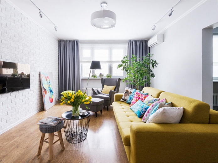 żółta sofa w przedpokoju