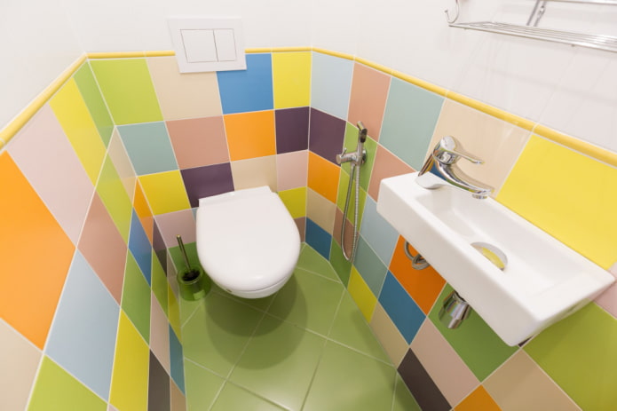armatura wodno-kanalizacyjna we wnętrzu toalety w apartamencie z czasów Chruszczowa