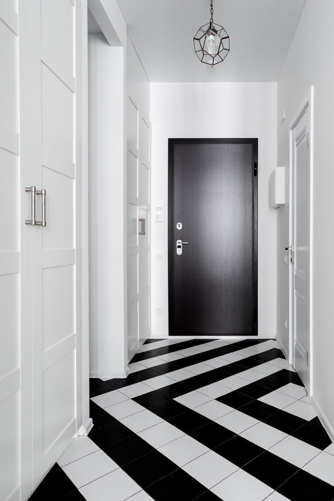 wzór geometryczny na kafelkowej podłodze