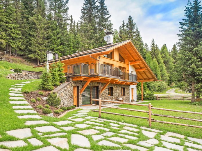 dom w stylu chalet na zboczu