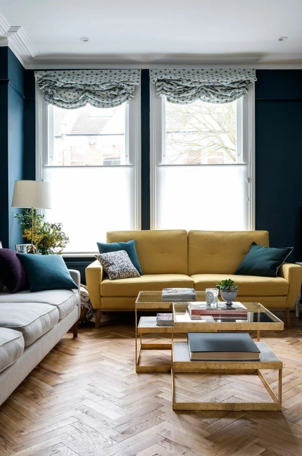 jasna sofa we wnętrzu