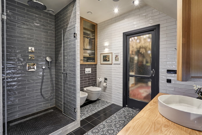 drzwi we wnętrzu łazienki w stylu loft