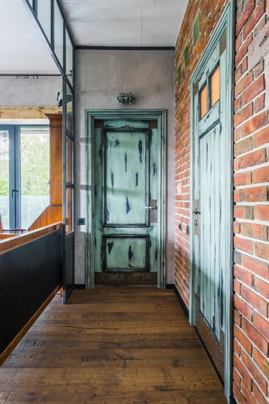 postarzane drzwi we wnętrzu w stylu loft