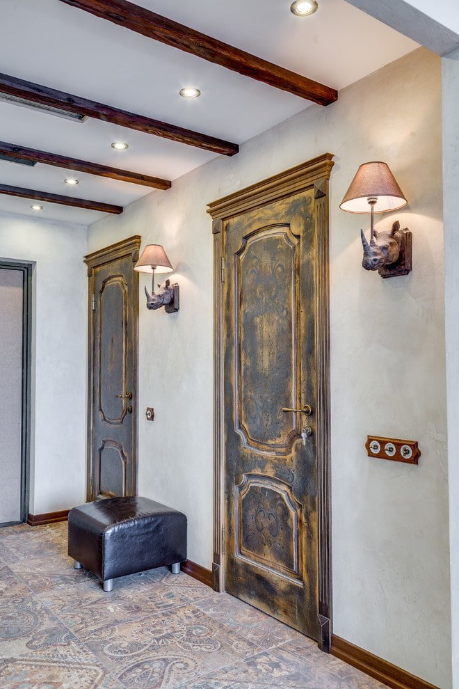 postarzane drzwi we wnętrzu w stylu loft