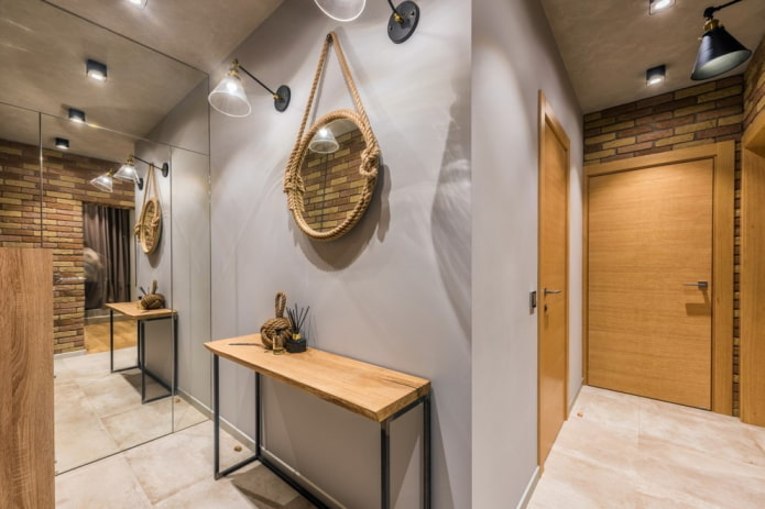 drewniane drzwi w przedpokoju w stylu loft