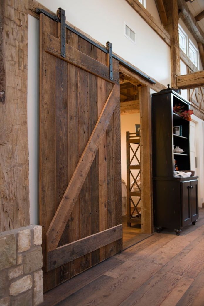 brązowe drzwi we wnętrzu w stylu loft