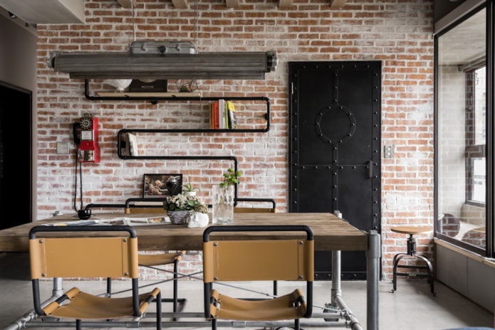 drzwi z kuciem we wnętrzu w stylu loft