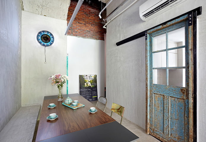drzwi ze szkłem we wnętrzu w stylu loft