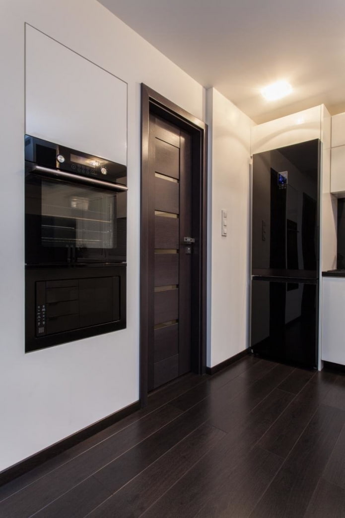 Drzwi tego samego koloru z laminatem