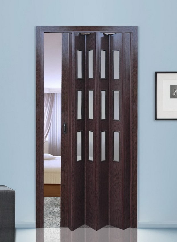 drzwi harmonijkowe w kolorze wenge we wnętrzu