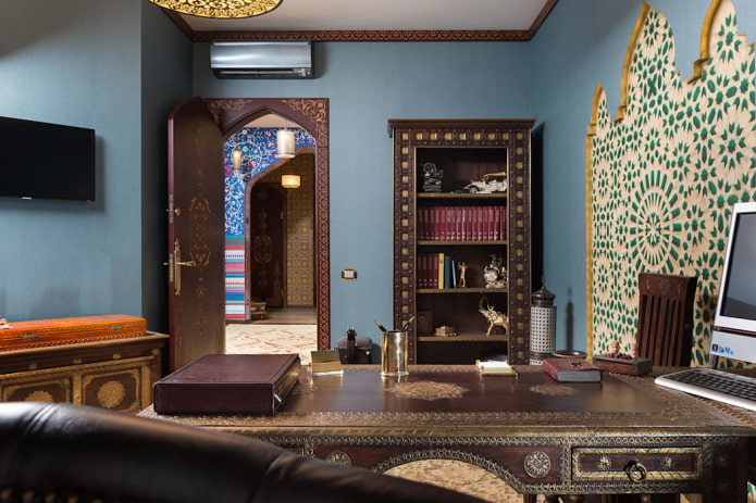 drzwi w kolorze wenge w biurze w stylu orientalnym