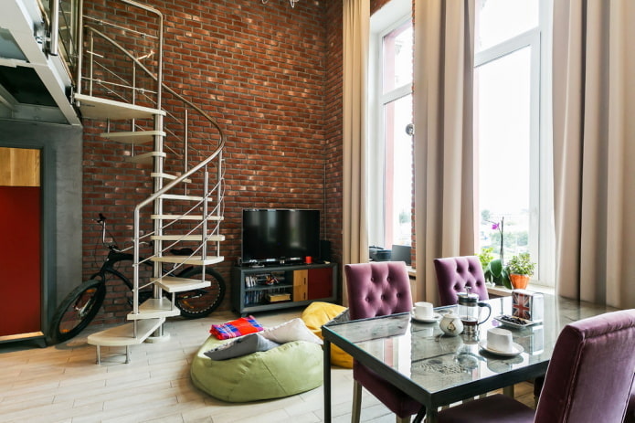 wnętrze dwupoziomowego mieszkania w stylu loft