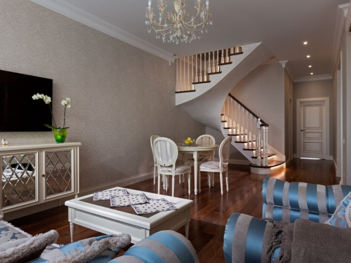 wnętrze dwupoziomowego apartamentu w stylu klasycznym