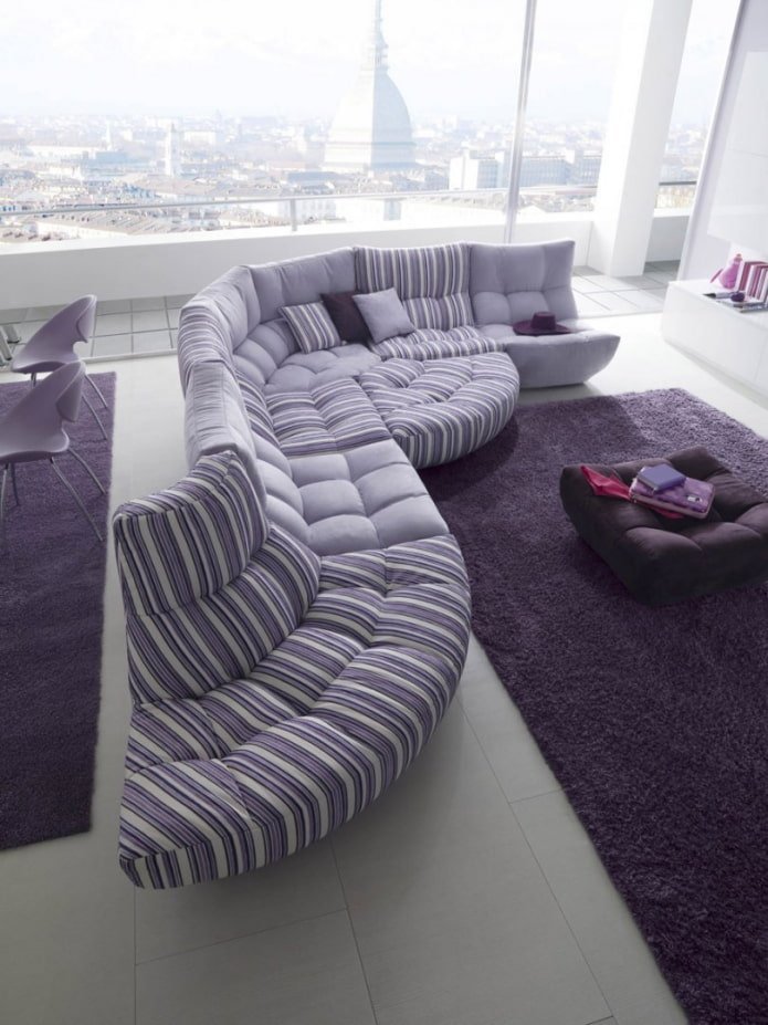 paskowana miękka liliowa sofa