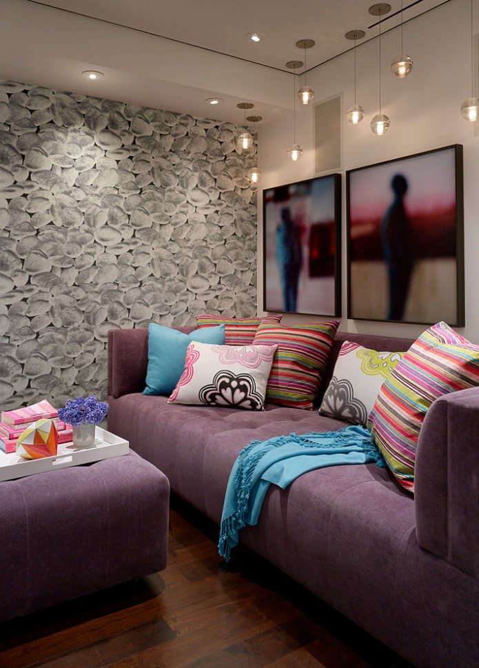 sofa w odcieniach fioletu