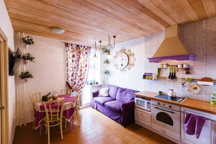 kompaktowa sofa w odcieniach fioletu w kuchni