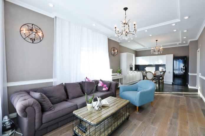 fioletowa sofa w kuchni-salonie
