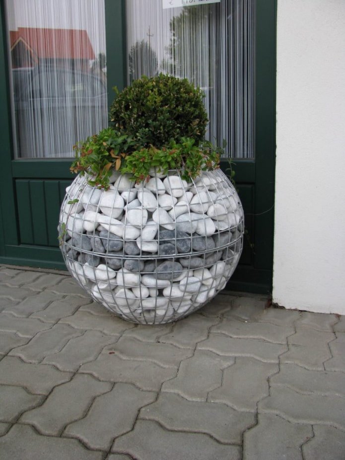 kwietnik kula z gabionów