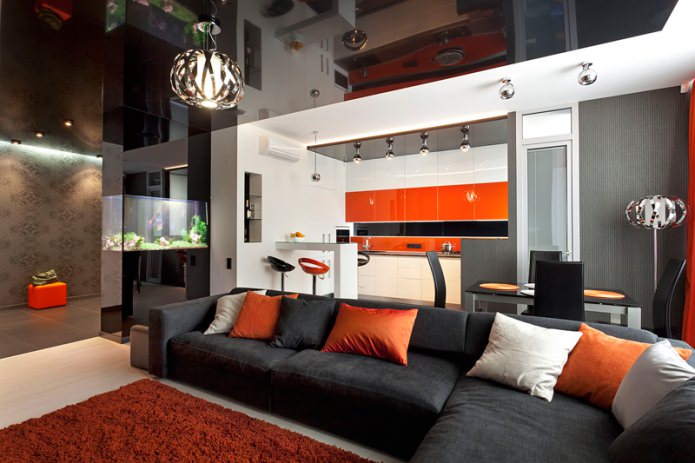 czarny sufit w salonie