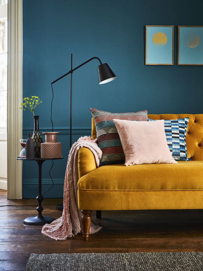 musztardowa sofa w salonie