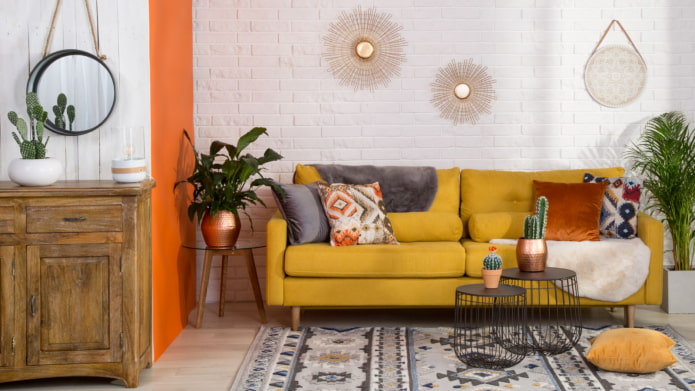 jasna sofa w salonie