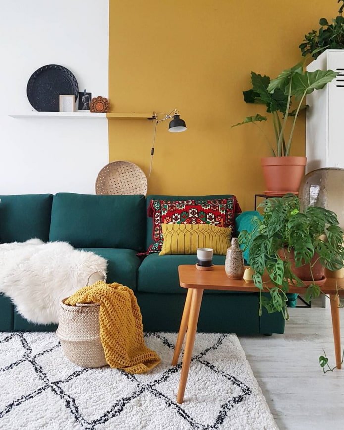 szmaragdowa sofa we wnętrzu