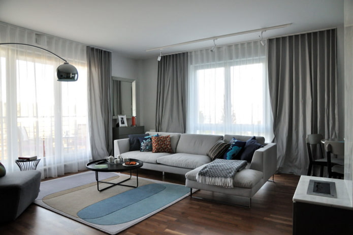 sofa w salonie z dwoma oknami