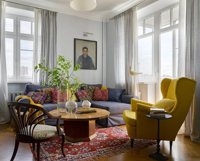 salon z oknem i balkonem