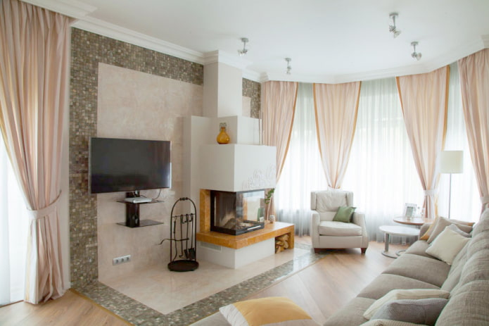kominek opalany drewnem i telewizor we wnętrzu salonu