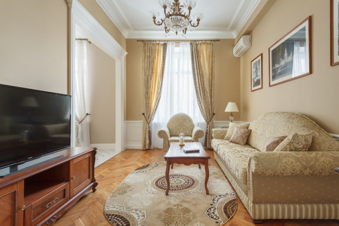 wnętrze beżowego salonu w klasycznym stylu