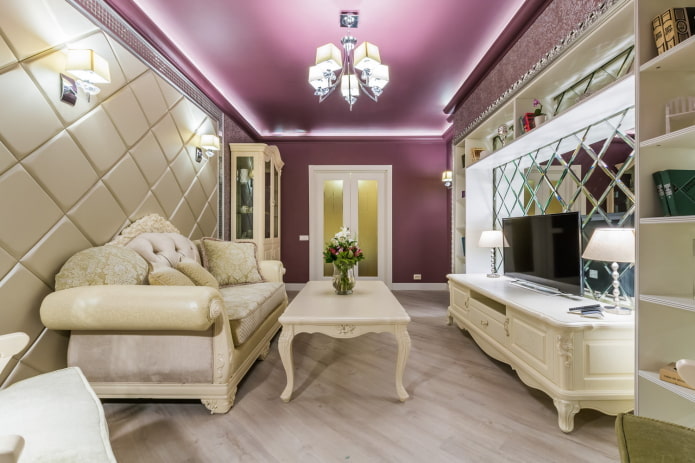 wnętrze beżowego salonu w klasycznym stylu