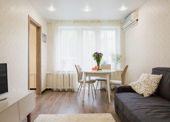 beżowy salon we wnętrzu mieszkania w Chruszczowie