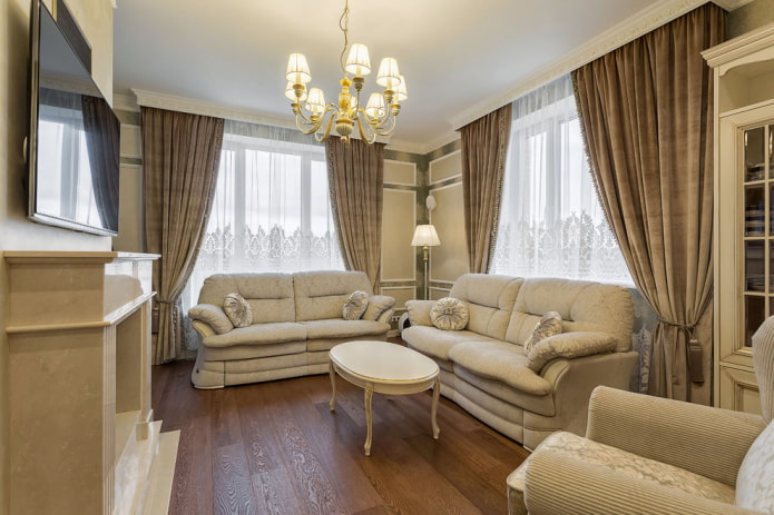 wnętrze małego salonu w stylu klasycznym