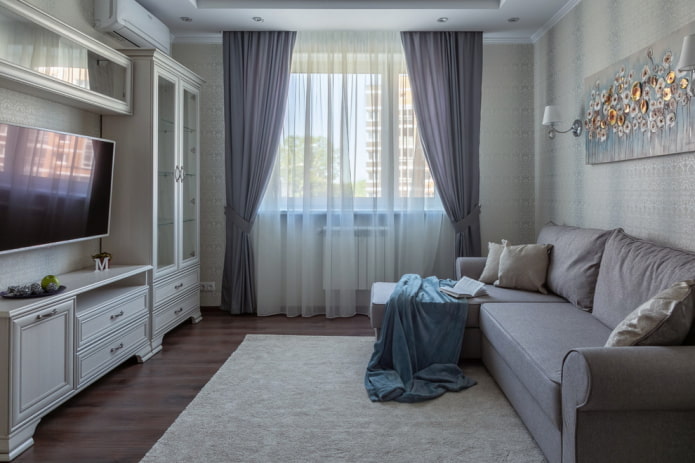 zasłony we wnętrzu szarego salonu