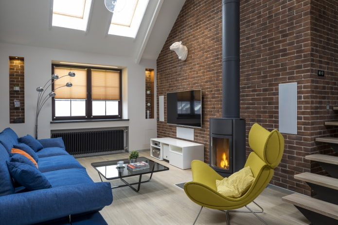 Loft w salonie wiejskiego domu