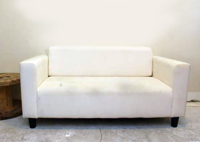 Sofa przed