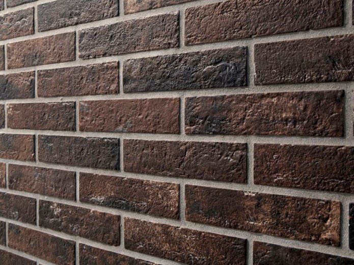 Płytki porcelanowe pod ciemną cegłą